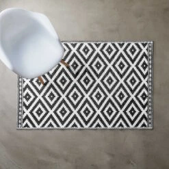 In- & Outdoor-Teppich Ethno Rauten L 180 X B 118cm COLOUR CLASH In Schwarz-Weiß -Einrichtungsgeschäft butlers in and outdoor teppich ethno rauten l 180 x b 118cm colour clash in schwarz weiss 2