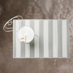 In- & Outdoor-Teppich Streifen L 180 X B 120cm COLOUR CLASH In Grau -Einrichtungsgeschäft butlers in and outdoor teppich streifen l 180 x b 120cm colour clash in grau 3